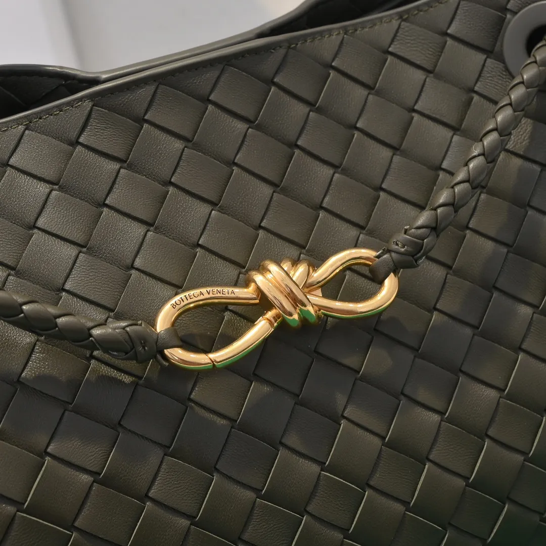 The 2023 new Andiamo batch of 2260 BV has been shipped‼ ️Really popular🔥The new Andiamo woven handbag launched by Bottega Veneta this season is really popular all over the world! ! Celebrities at home and abroad have worn it, and Oscar-winning actress Michelle Yeoh has taken it out on the street. Song Jia, Trai Yara, Yu Feihong, Sanji Ayaka, Rosie Hunting-Whiteley, Yoshioka Riho, etc. have all picked up this bag. It is classic and versatile, showing off its temperament, and the bag capacity is also large, which is very convenient for daily commuting! ! A variety of carrying methods, the shoulder straps can be adjusted by yourself, the original lambskin feels soft and delicate, and the unisex style breaks gender boundaries and brings a more practical and longer-lasting use experience. Andiamo, which has both elegant and casual styles, perfectly interprets the true appearance of "fashionable old money style". Style number: 8463 Size: 32*24*12